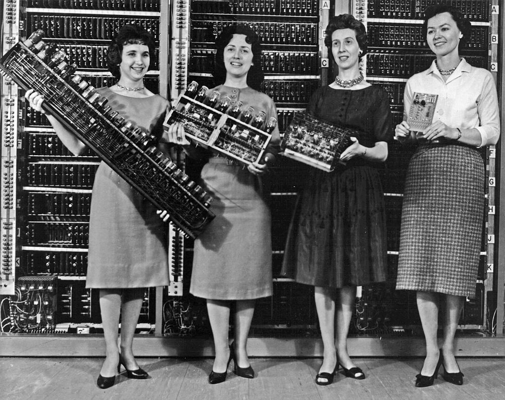 Women_holding_parts_of_the_first_four_Army_computers.jpg